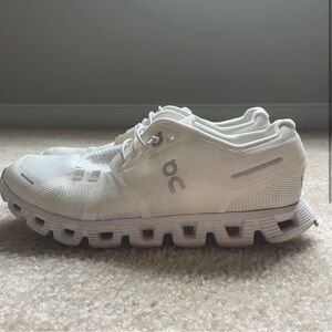 Women’s on clouds in size 8